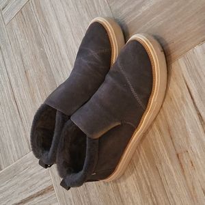 Woman's TOMS sneakers